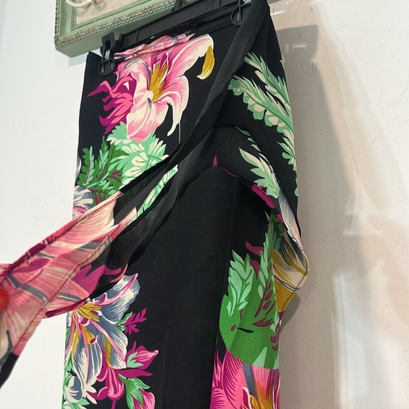 Walter Baker Sarong Dress Cover Up Black Floral Maxi wrap Skirt one size new - Picture 4 of 6